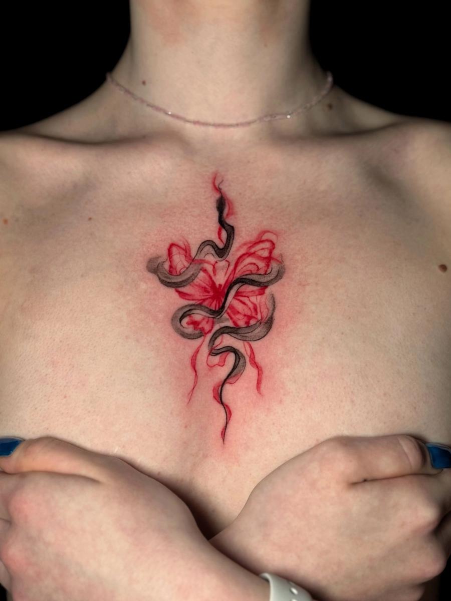 Нежнейшая тату на груди в Москве 