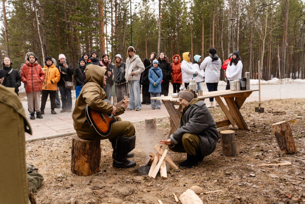 Участники действия вместе с артистами спели песни под гитару и угостились горячим ароматным чаем.