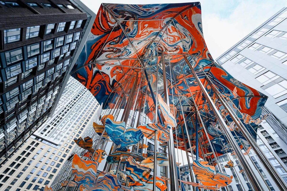 Вокруг искусства можно построить концепцию продвижения жилого комплекса: арт-объекты придают зданиям узнаваемость и уникальность. Инсталляция «Погода в доме» в московском ЖК “iLove” представляет собой два зонта, парящих в воздухе, в окружении бабочек. Автор арт-объекта — Марина Звягинцева. Денис Трофимов, «Сноб»