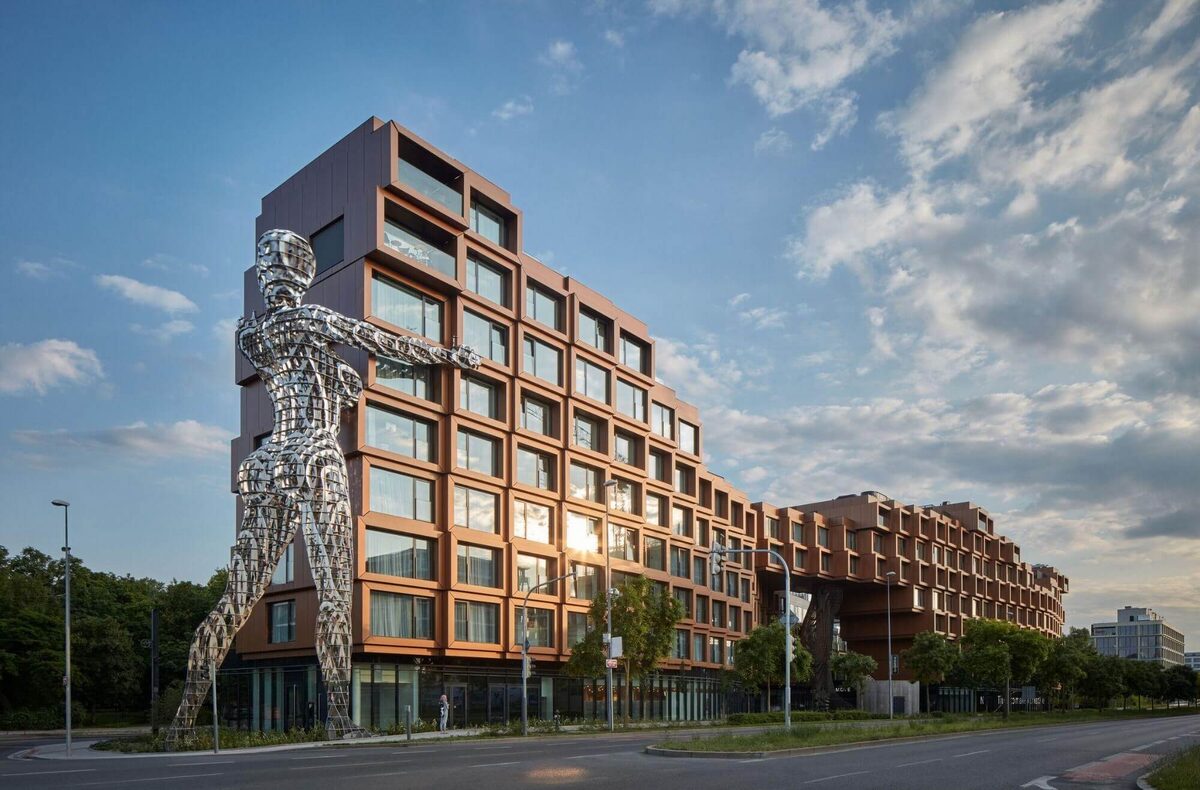 Проект жилого комплекса “Fragment Apartments” в Праге украшает монументальная скульптура Давида Черны. Archello