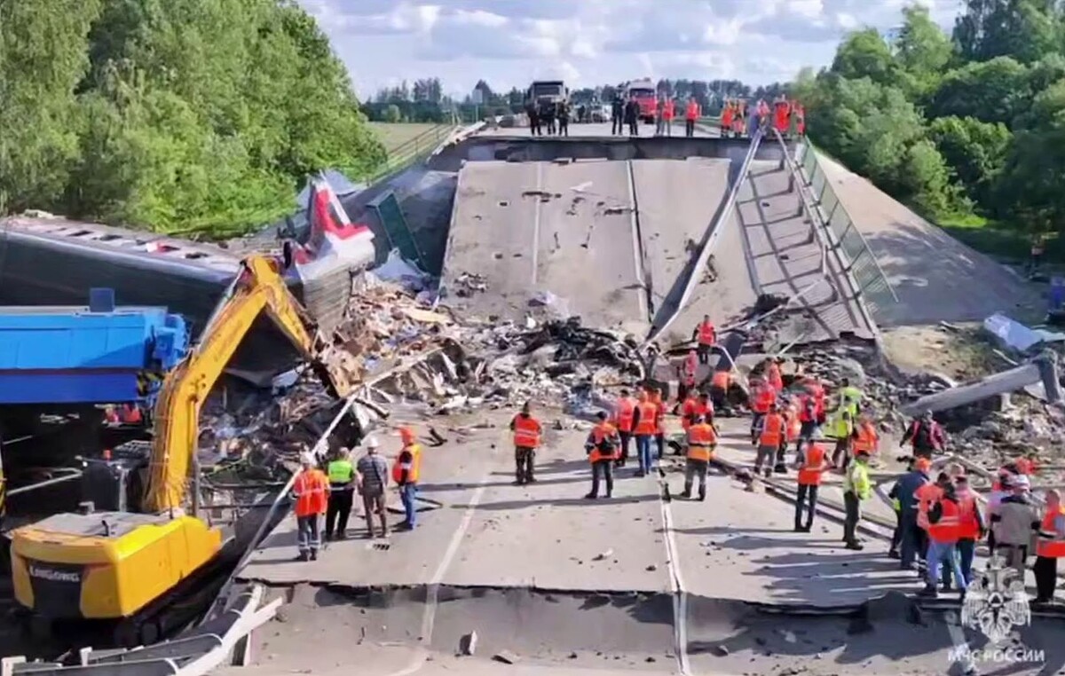   Спасатели на месте обрушения автомобильного путепровода на пассажирский поезд № 86 сообщением Москва — Климов / Источник: © МЧС России