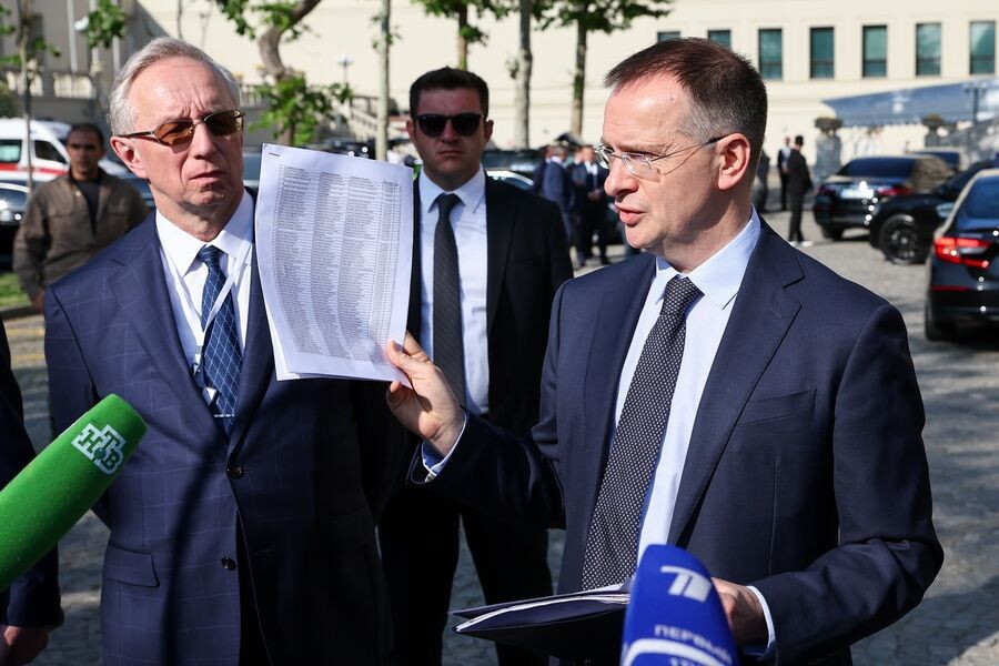    Заместитель министра иностранных дел РФ Михаил Галузин и помощник президента РФ Владимир Мединский после российско-украинских переговоров / Источник: © Александр Рюмин/ТАСС