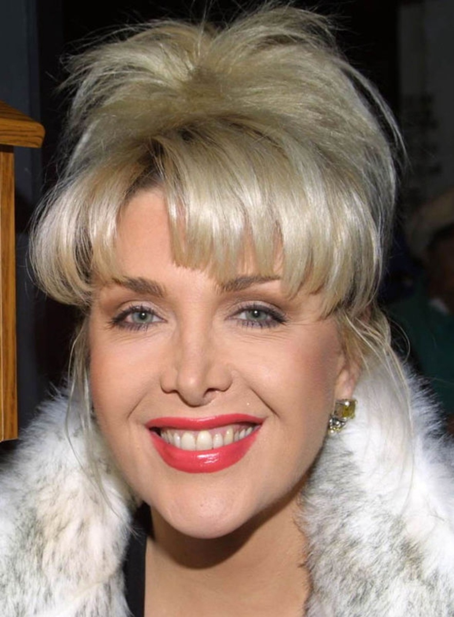 Дженнифер Флауэрс - Клинтон встречался с этой блондой около 12 лет. Если судить по этому фото из интернета, то многие мужики с пониманием отнесутся к увлечению быашего американского президента. Современную фотку Дженнифер так и не нашел. А может и не надо? Ведь девушке сейчас уже 75. Хотя..? Говорят, Шаляпин как раз на таких и западает😊