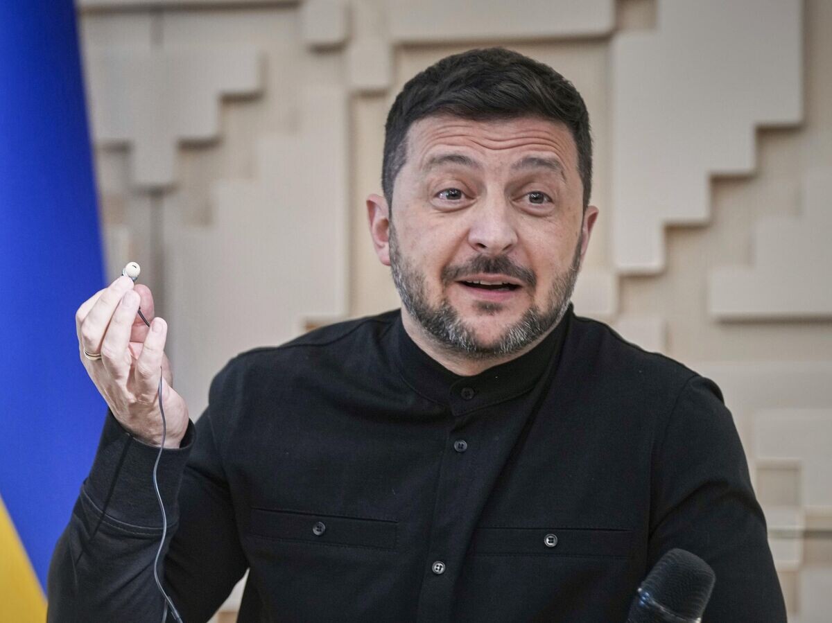    Владимир Зеленский во время пресс-конференции в посольстве Украины в Анкаре, Турция© AP Photo / Evgeniy Maloletka