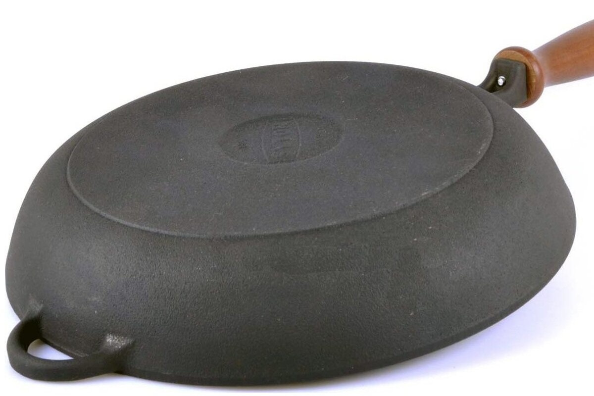 1. Чугунная сковорода / 2. Сковорода с пократием на дне / 3. Сковорода со стальным диском на дне