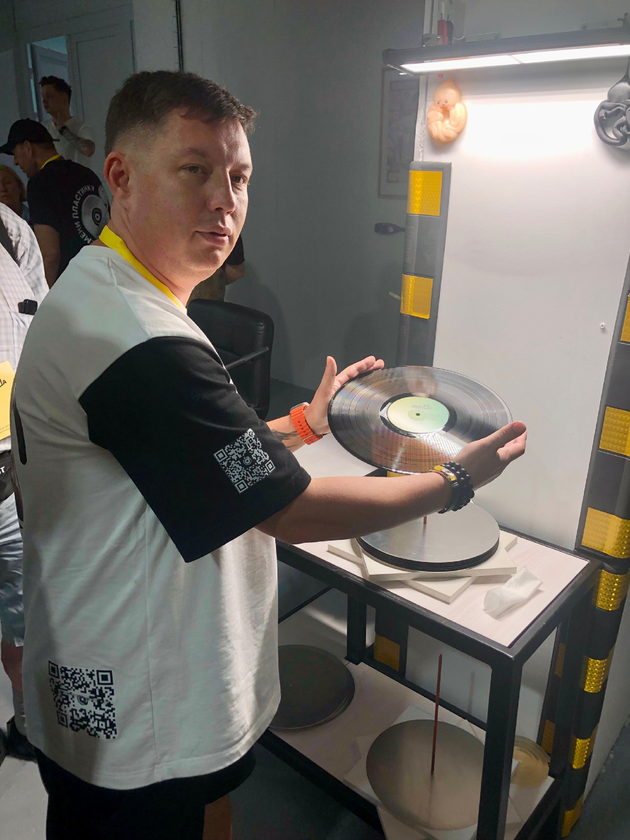 Артём Тупик с гордостью демонстрирует свеженький диск