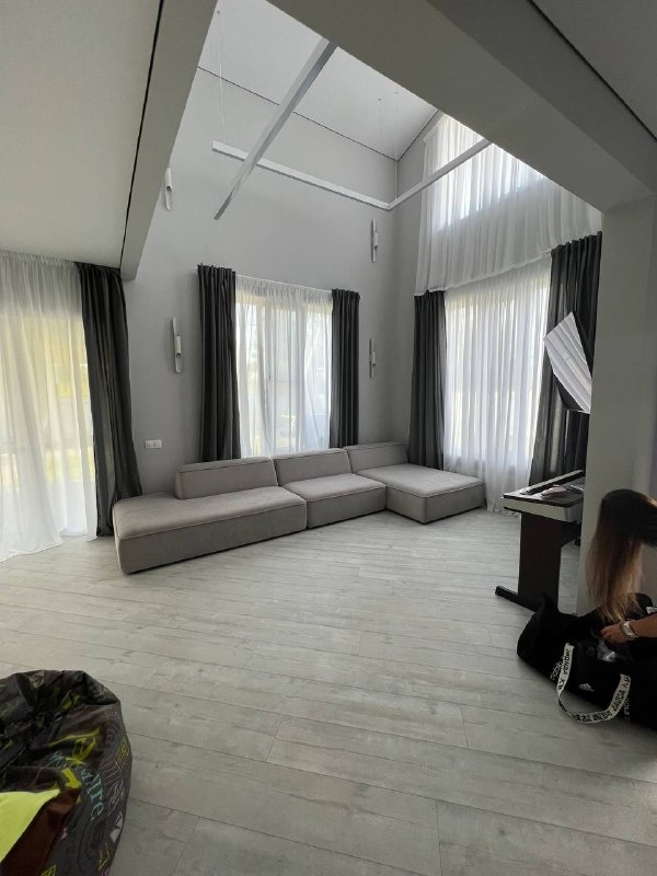 Натяжной потолок в зале со световым решением.