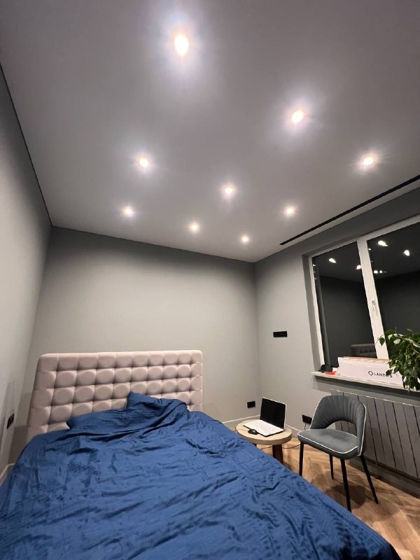 Потолок натяжной с точечными светильниками.