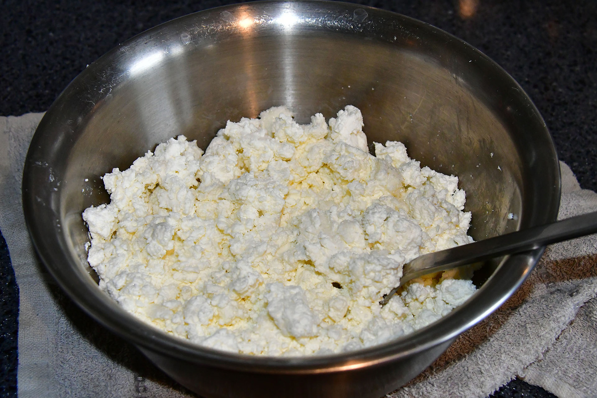 Растираем творог с сахаром