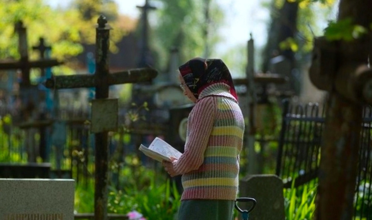В Троицкую родительскую субботу принято посещать кладбище.