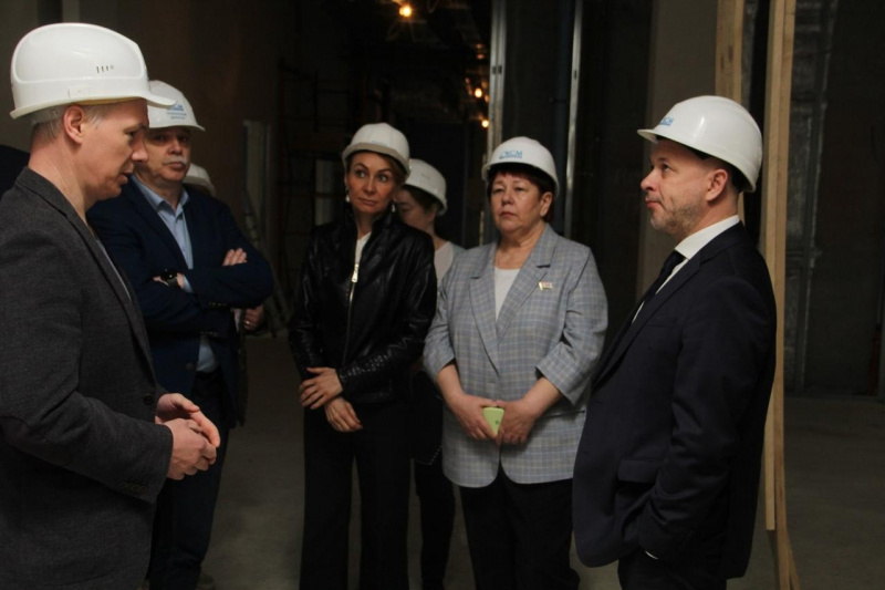    Новый премьер Сергеев проинспектировал стройку поликлиники в ПетрозаводскеМинздрав Республики Карелия / ВК