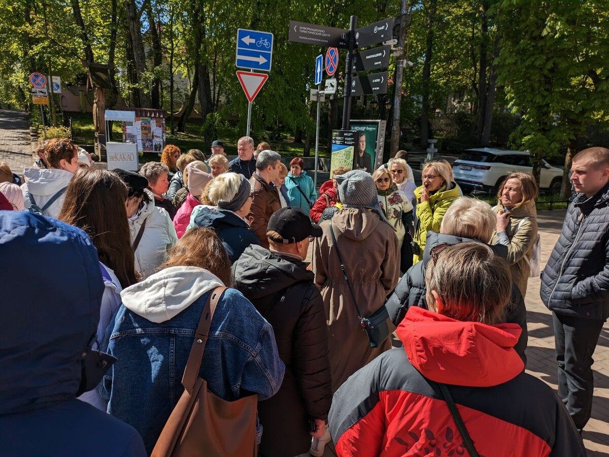Толпа вокруг гида "Янтарной мозаики". Фото: дзен-канал "История одного ремонта и что было дальше"