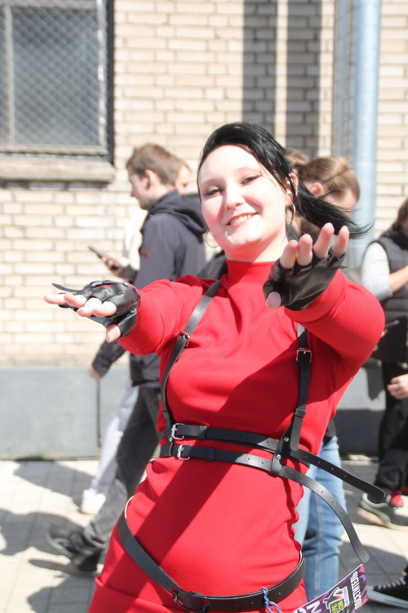 Косплей в Питере 1 июня 2025 года. Ада Вонг во время танца. Фото Автора.