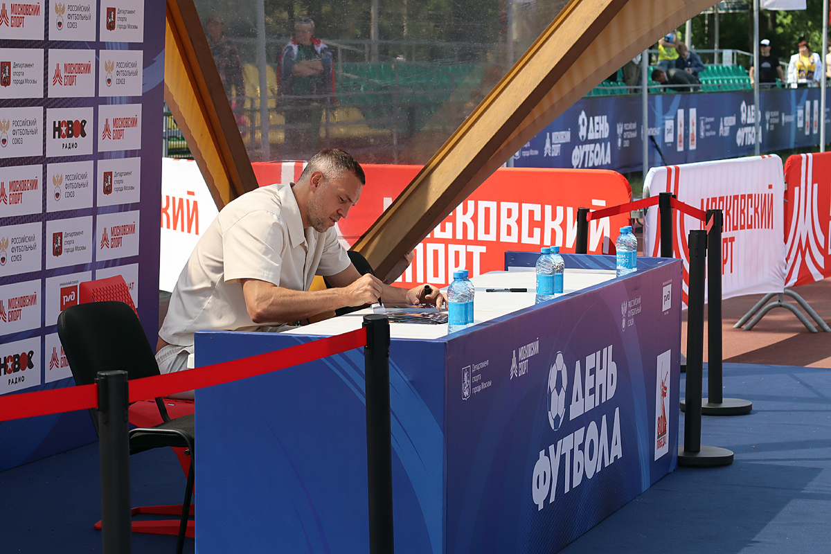 Артем Дзюба пришел на автограф сессию первым.