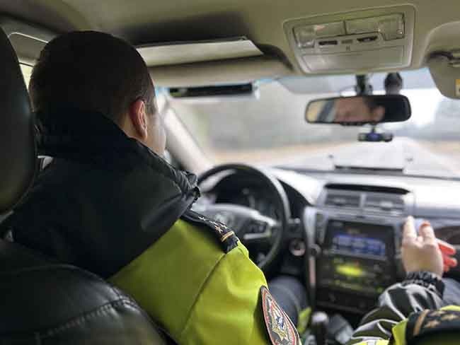 Водителям надо быть начеку: в гражданских с виду авто по дорогам ездят «Оракулы»