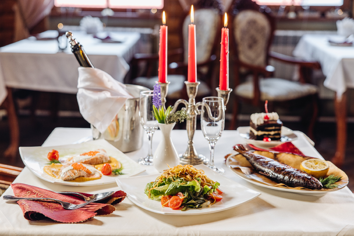 Зал ресторана "Миша" в "Байкальской Ривьере"