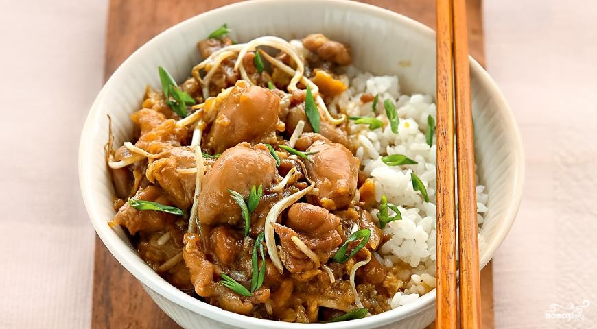 Фото с сайта: https://img.povar.ru/main-micro/79/10/34/4e/oyakodon_so_svininoi-309828.jpg