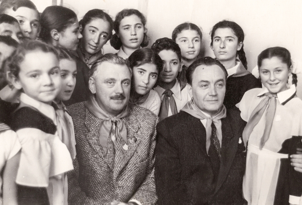 Сергей Михалков (слева) на встрече с пионерами, 1955 годГосударственный Литературный музей