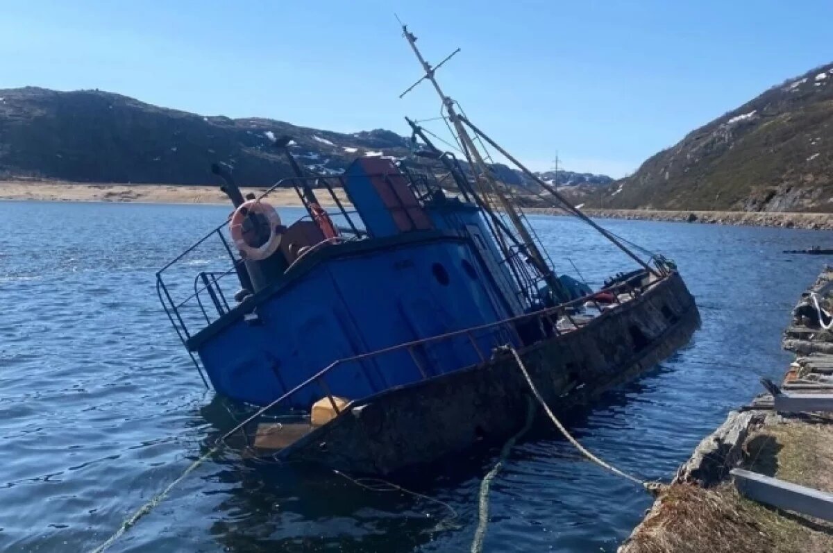    Накренившееся судно становится ещё одним объектом для показа любопытным туристам.