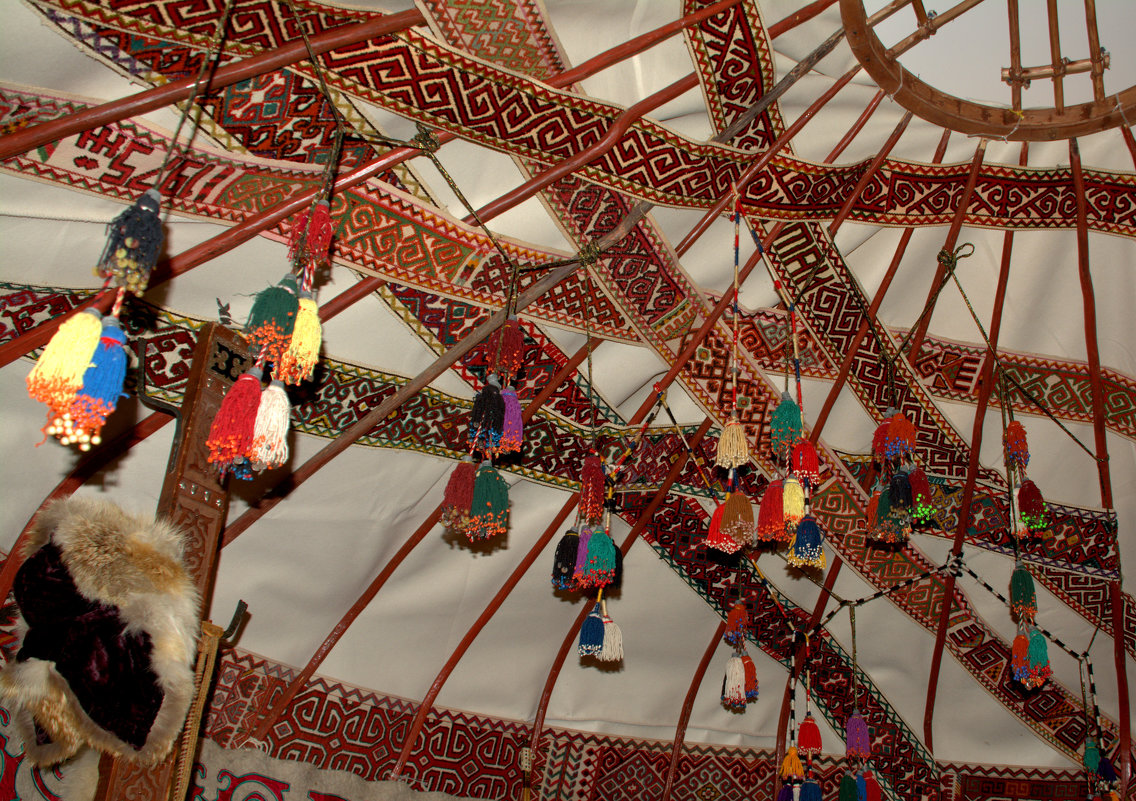 Убранство казахской юрты, где узорчатая вытканная тесьма для оформления юрты именовалась баскуром.
Автор: Александр Облещенко
fotokto.ru
 