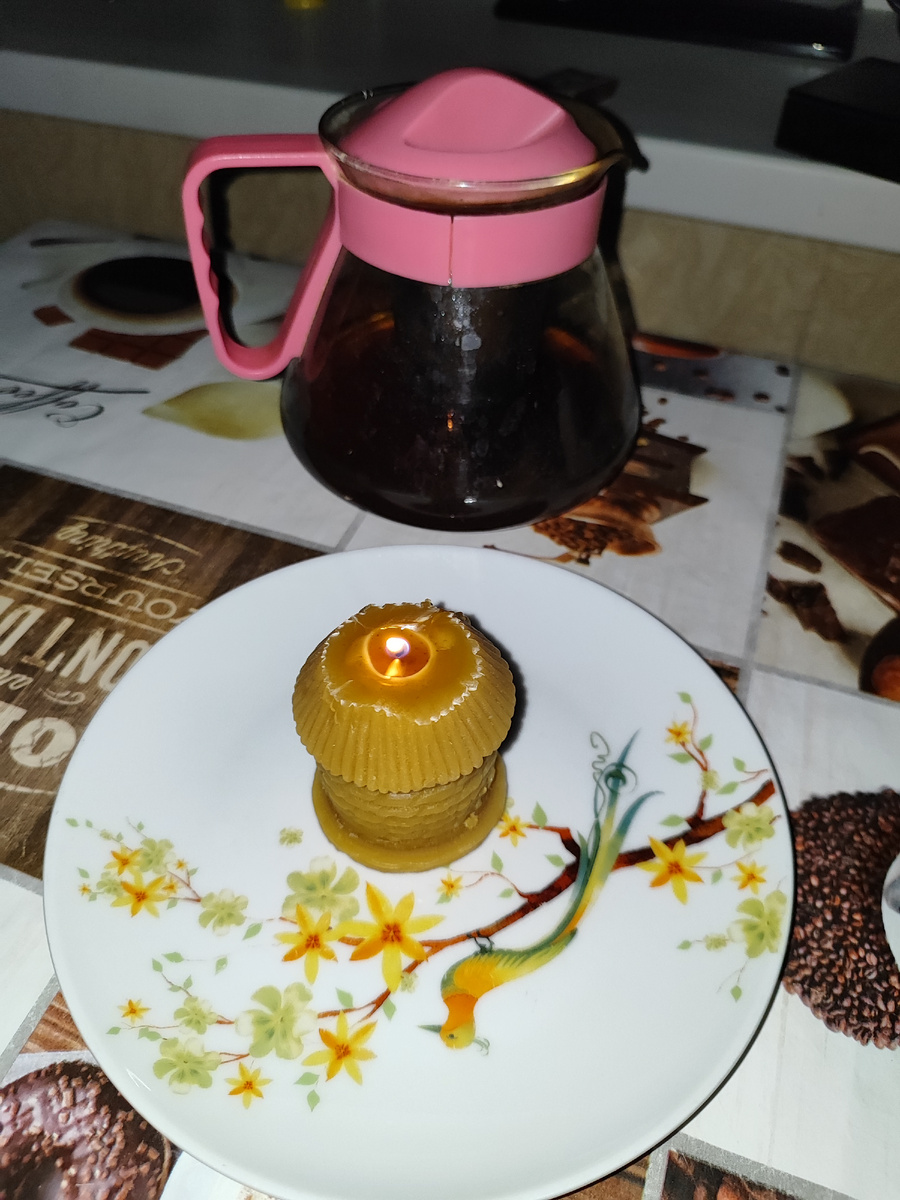 Свеча горела на столе.