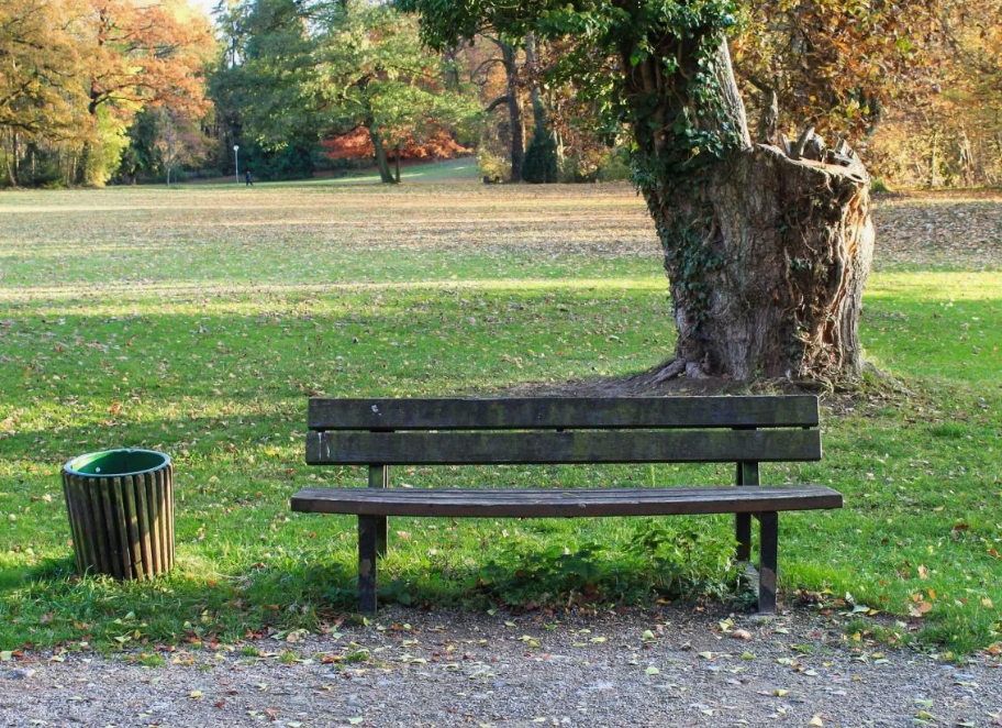 Любители выпить атакуют скамейки в парках и аллеях. Фото: фотосток