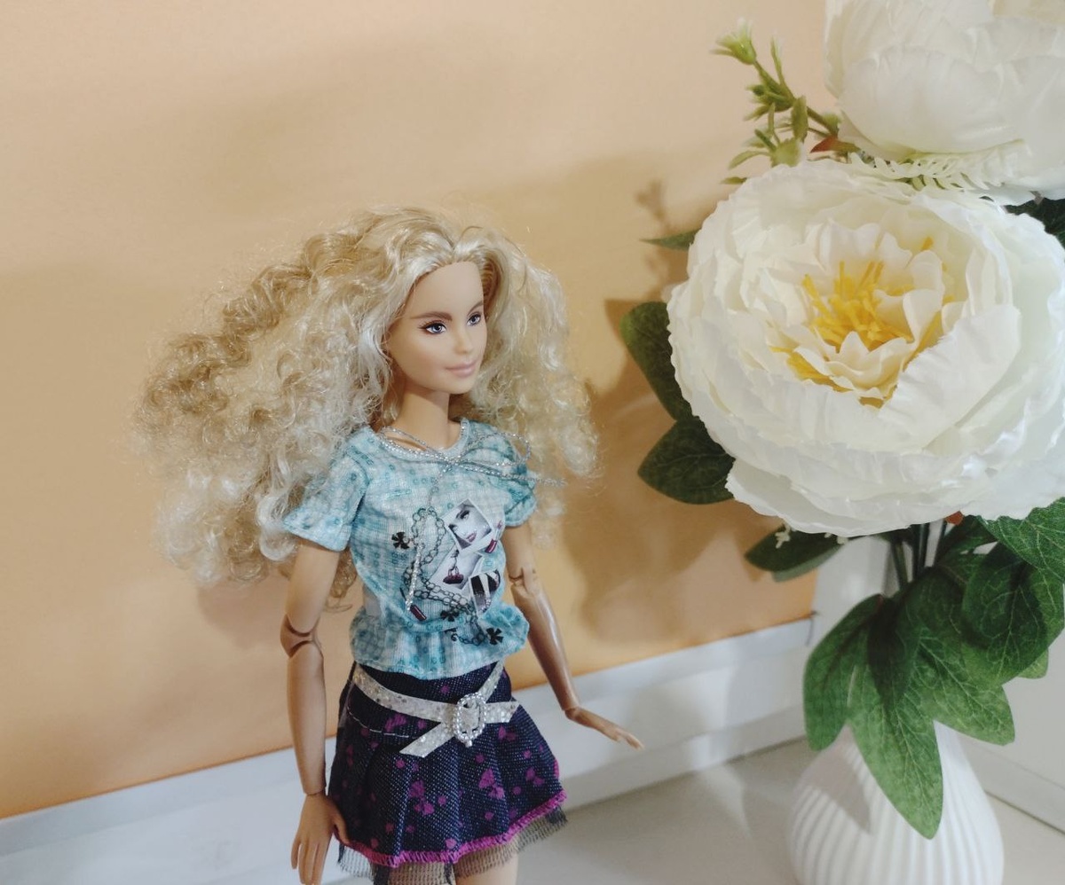 Какая ж она красотка.