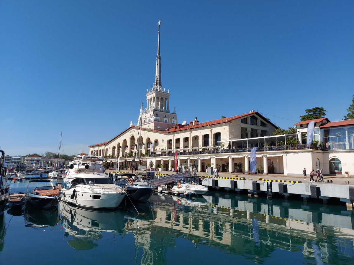 А вот и старый красавец-вокзал: здесь швартуются яхты и катера, а не круизные лайнеры. Красиво, но не наш маршрут.
