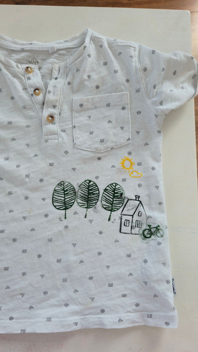 На футболке были пятна,  мы решили на них поставить штампики🙂