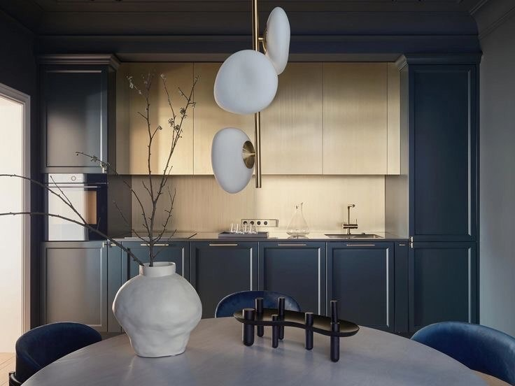 Интерьер кухни в глубоких спокойных оттенках
