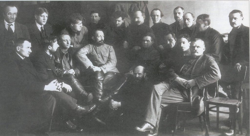 Феликс Дзержинский среди сотрудников ВЧК (1918)
