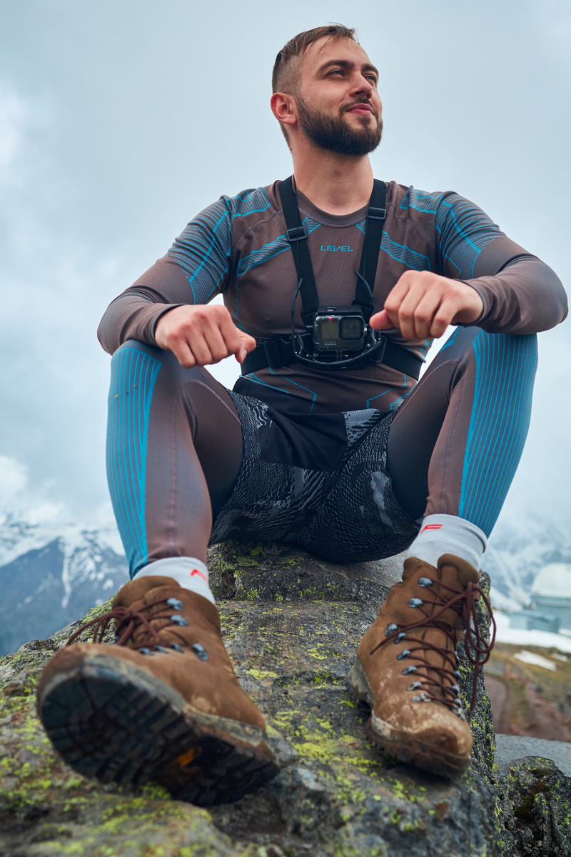 Я на второй день восхождения. (Термобелье, шорты, термоноски, очки, головной убор, треккинговые ботинки и палки)