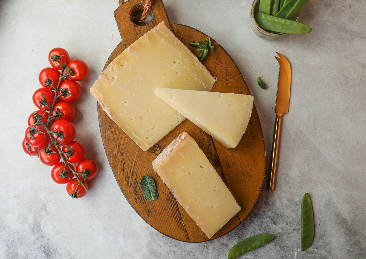 Чеддер от сыроварни «Соболев Сыр» трех вариантов выдержки – 6,12 и 18 месяцев