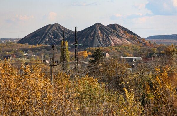 Насыпи из пустой или отработанной породы (терриконы) в Буденовском районе Донецка.
© РИА Новости / Сергей Аверин / Перейти в медиабанк