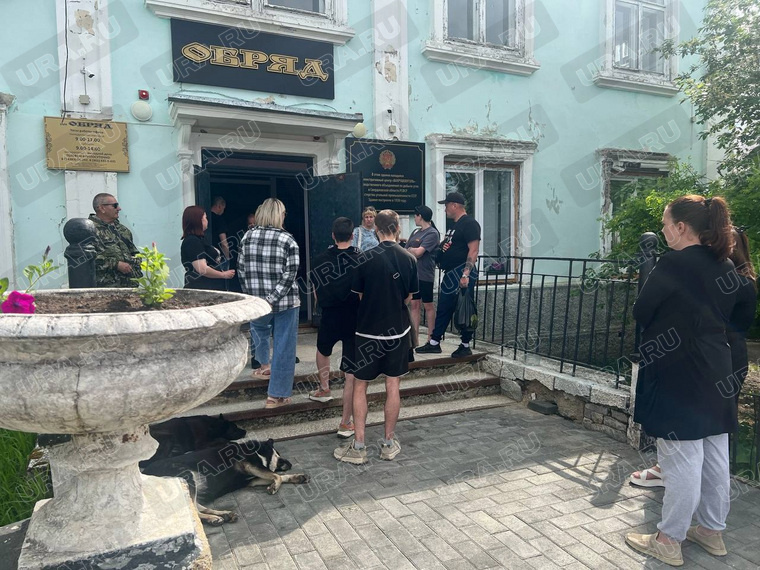 К ритуальному агентству пришли десятки человек. Фото: читатель URA.RU