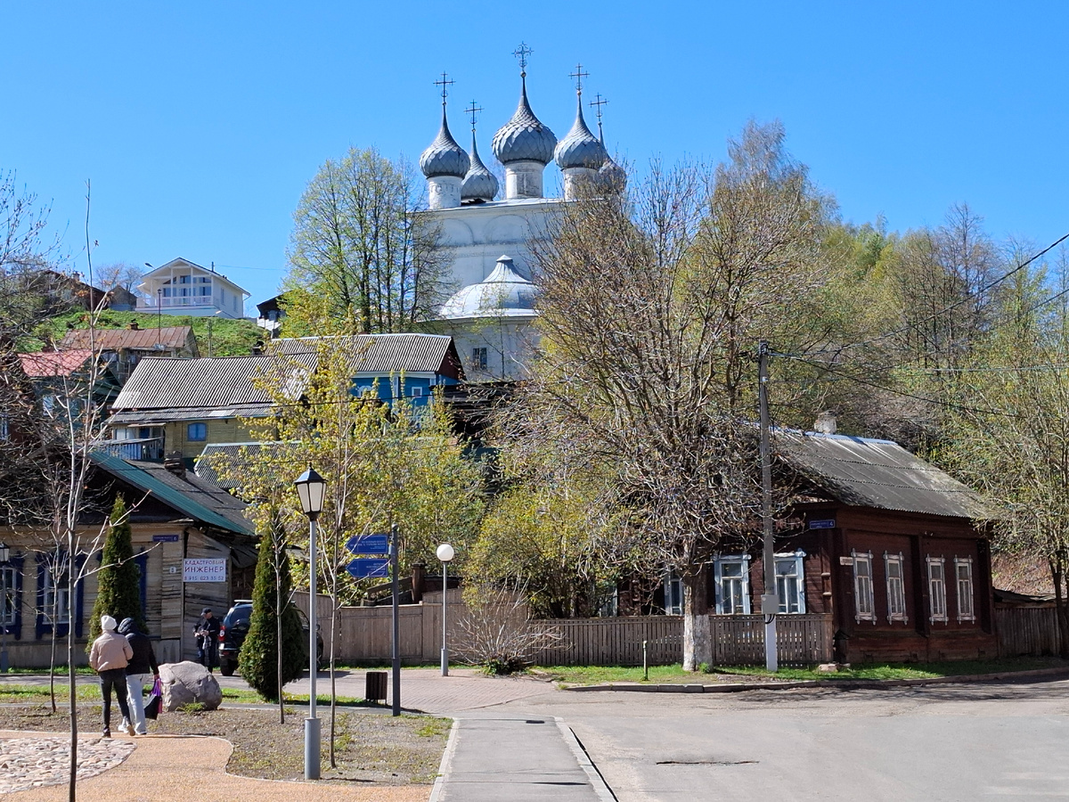 Юрьевец, вид на Богоявленскую (Симоновскую) церковь. Фото автора.