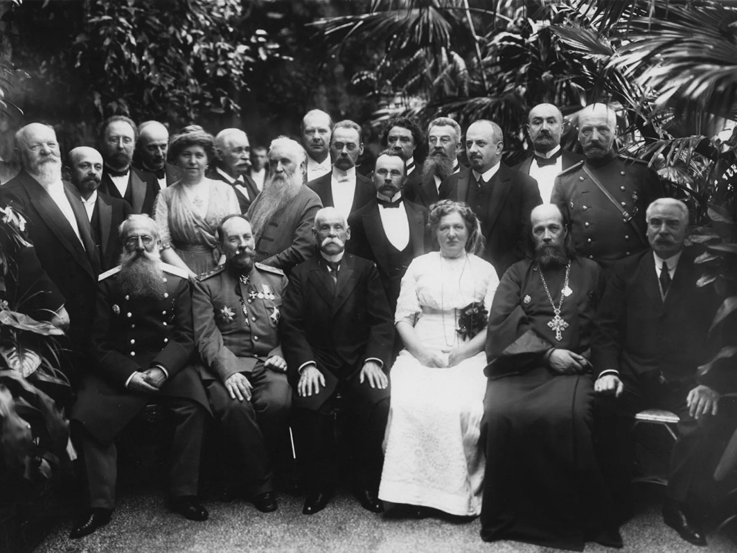 Семья Брусницыных в кругу друзей. Фотография из открытых источников 