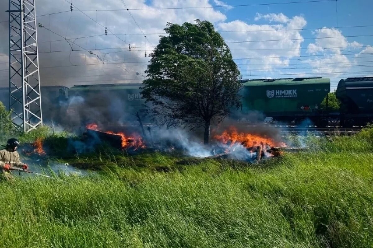    В Безенчуке пожарные тушили горевшие у железной дороги шпалы