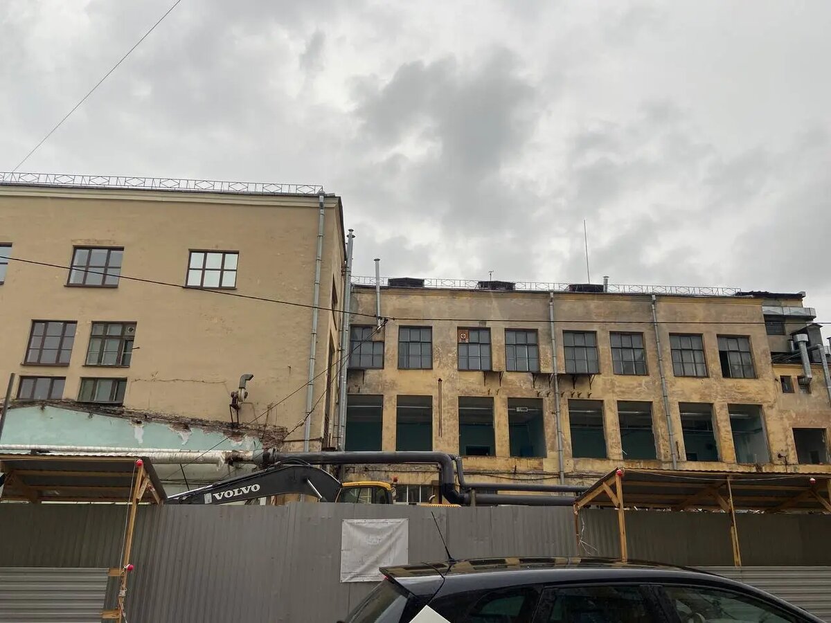    Здание 5-й фабрики-кухни ЛСПО на улице Красного Курсанта. Фото: Мойка78.