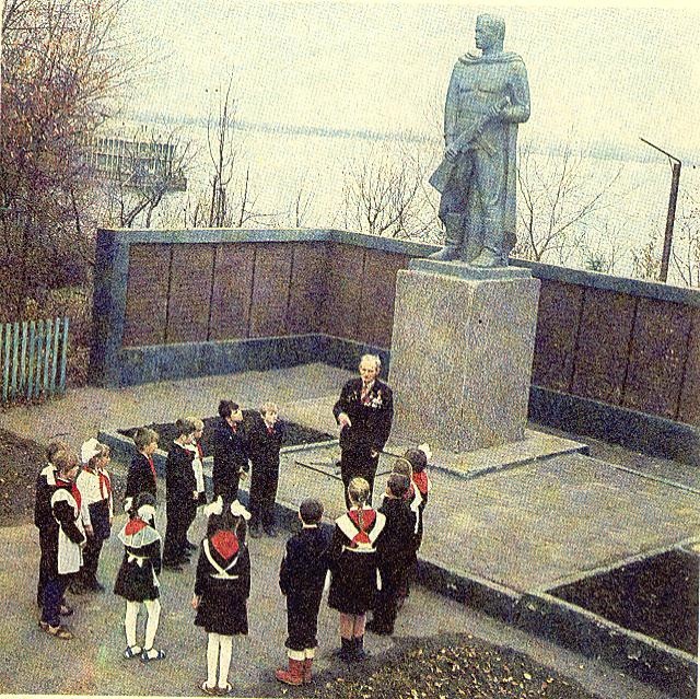 Пионеры и ветеран. На снимке у памятника на набережной Волги Хуртин Петр Тихонович, директор КСШ — 1. Участник Великой Отечественной войны, имел серьезное ранение левой руки. Фотография с сайта ИНТЕРЕСНОЕ.МЕ. https://interesnoe.me/source-62935060/post-37509. Опубликовано 5.12.22 г.