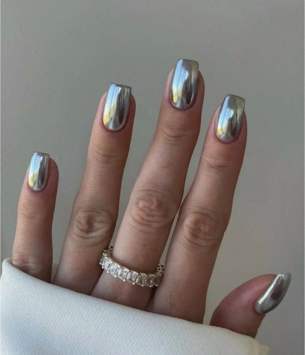 Мне понравился голографический лак. Он красиво меняет цвет при свете. 