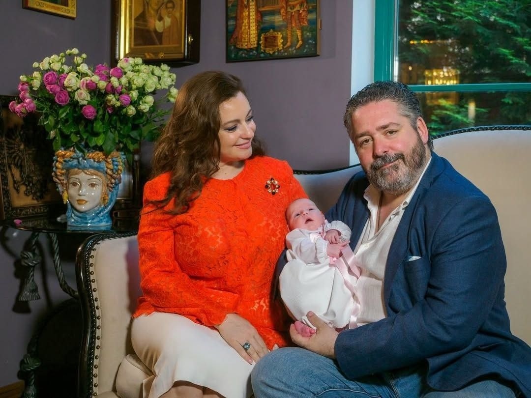 С новорожденной дочерью Кирой Леонидой.