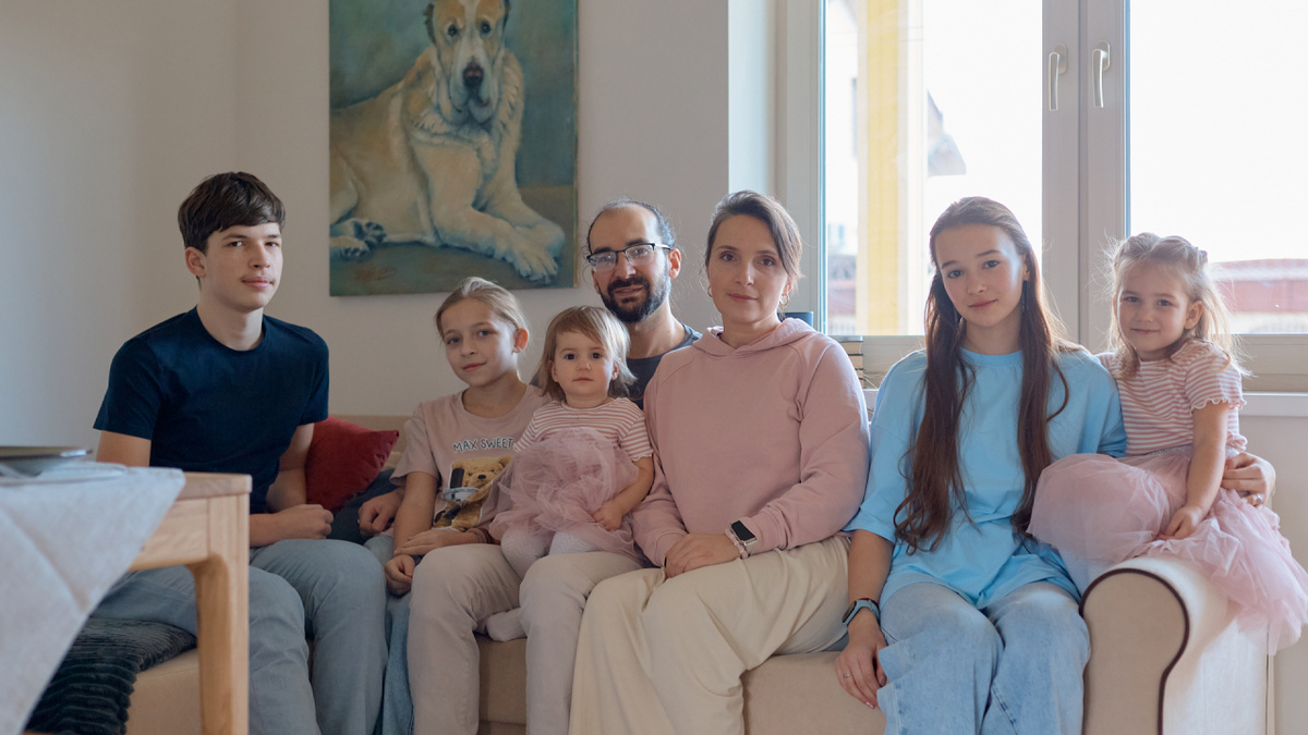 Алексей и Анастасия стали многодетными довольно быстро. Оба были разведены и познакомились, когда он привел в первый класс дочку Алису, а она — сына Семена. Тем временем у Анастасии подрастала младшая дочь Арина. Потом на свет появились общие дети — Леонсия и Марья