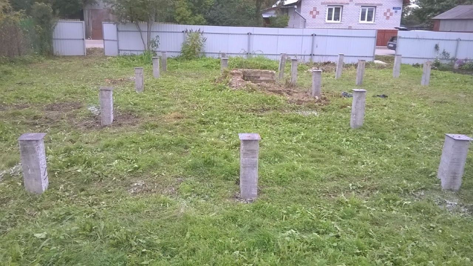 Сваи могли забить криво, а могло и выдавить. Фото из интернета