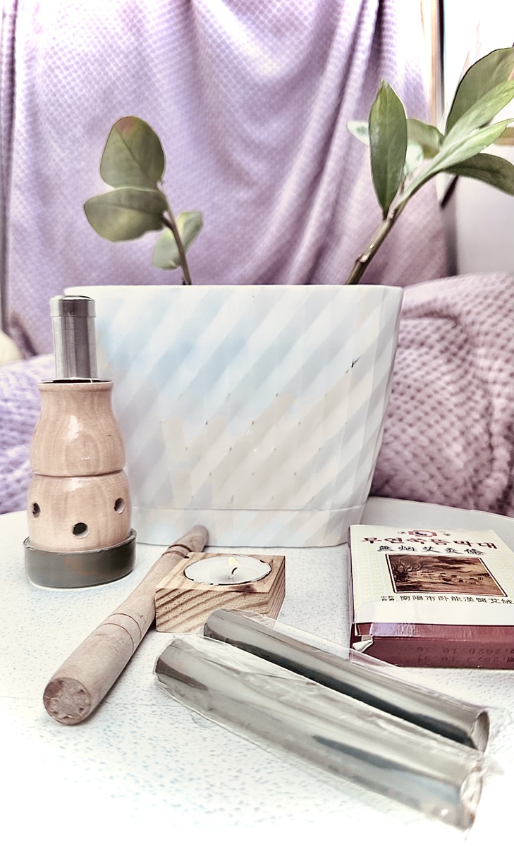 Слева направо - держатель для мокс, его ручка, свеча для поджигания, сами моксы в индивидуальном пакетике каждая, упаковка мокс