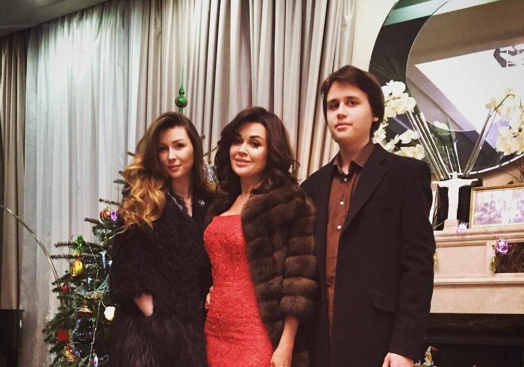 Анастасия с сыном и дочерью
