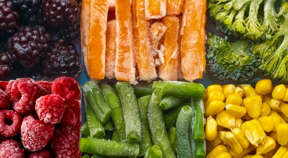 Что заморозить в июне, чтобы не тратить в январе: список продуктов и как их хранить