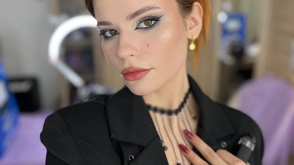 Из зоотехника в визажисты — и в салон на Васильевском острове: историяв выпускницы «Эколь»