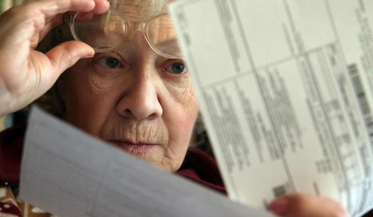     Пожилая женщина смотрит квитанцию. Источник: dp.ru Автор фото: Владимир Смирнов