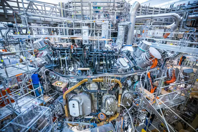 Вид на экспериментальный зал Wendelstein 7-X. MPI по физике плазмы, Ян Хосан. 